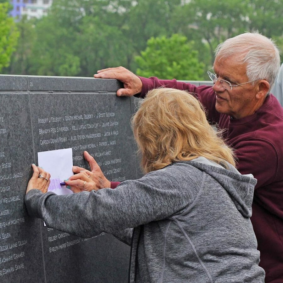 Familias de donantes en el muro conmemorativo LifeSource