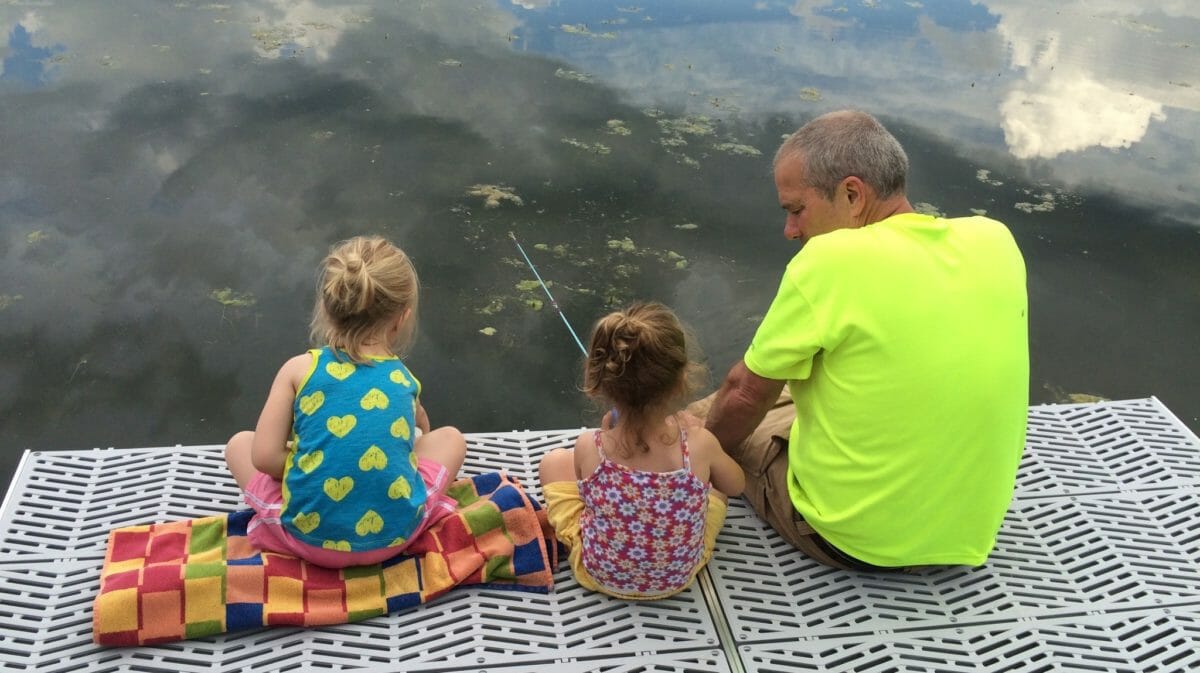 Jim Mueller (derecha) pescando con sus nietas Grace y Bria.