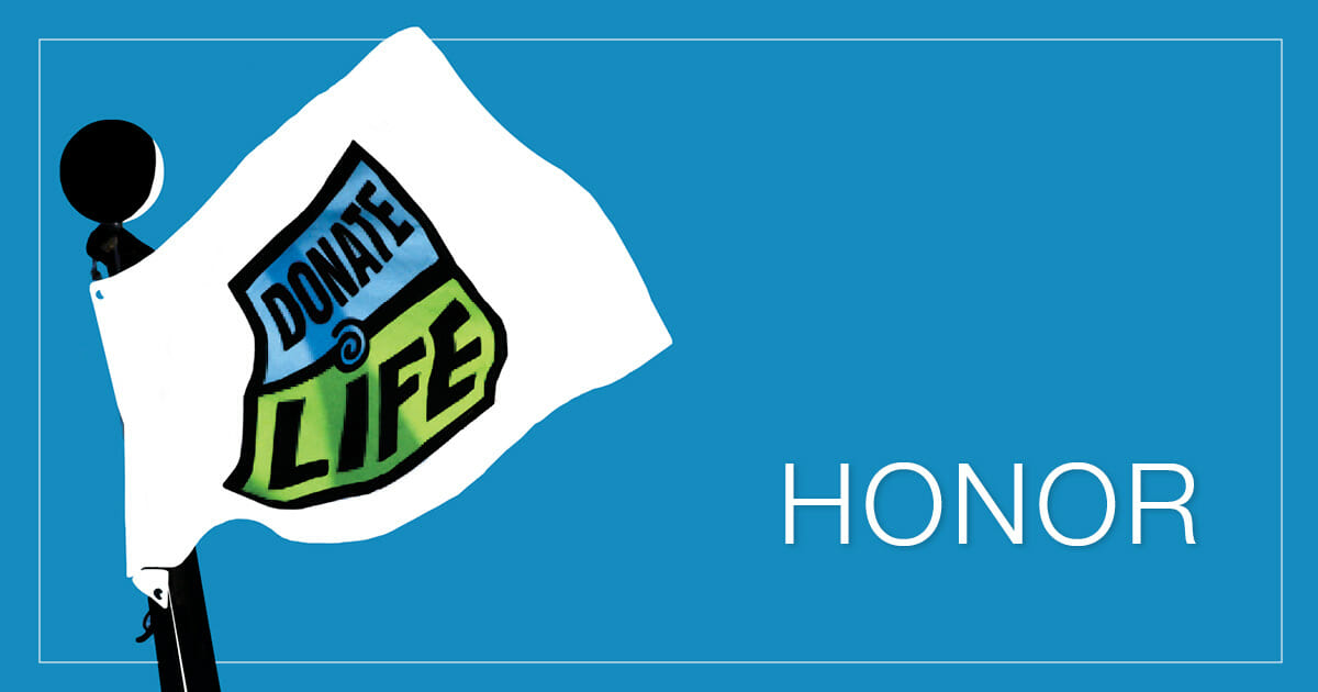 Bandera blanca con el logotipo de Donate Life junto a un texto que dice Honor