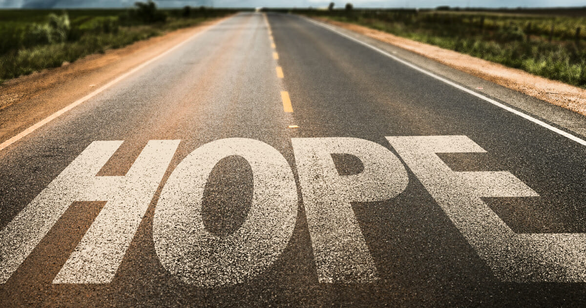 Letras blancas de Hope pintadas en una carretera