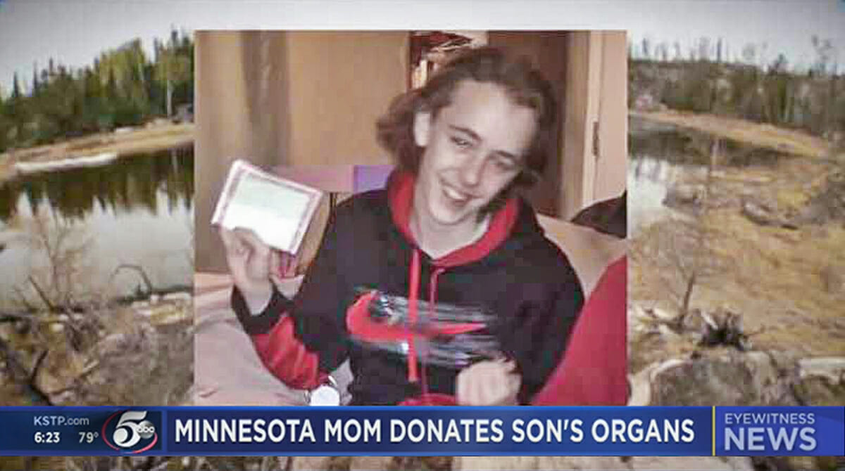 Captura de pantalla de la noticia de KSTP en TV. Imagen del niño con leyenda Minnesota Mom Donates Son&#039;s Organs