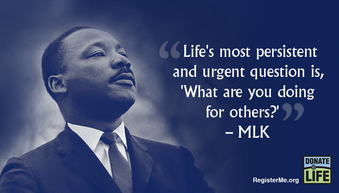 Martin Luther King Jr. junto a una cita que dice La pregunta más persistente y urgente de la vida es: ¿Qué estás haciendo por los demás?