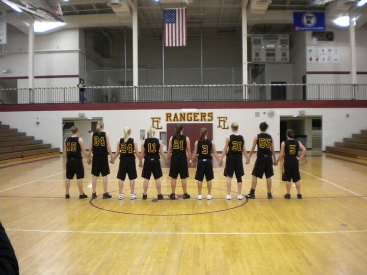 Taylor y su equipo en la cancha de baloncesto