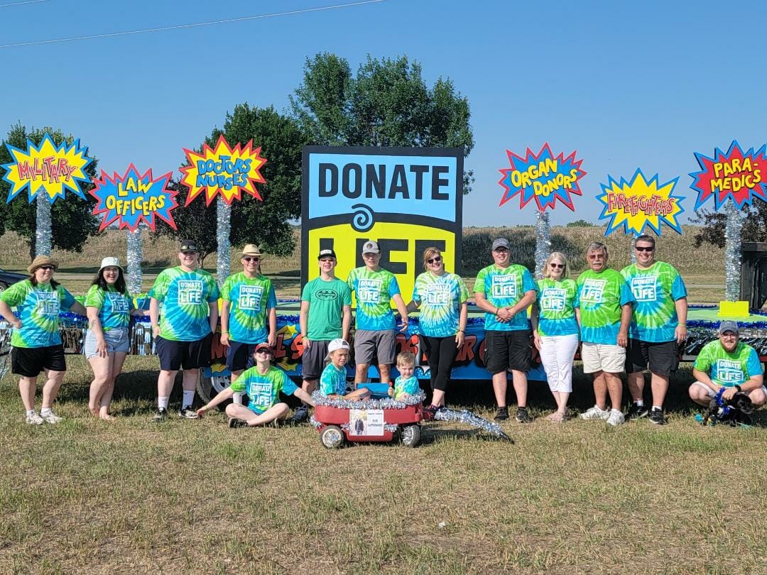 Carroza de DonateLife con miembros de la comunidad