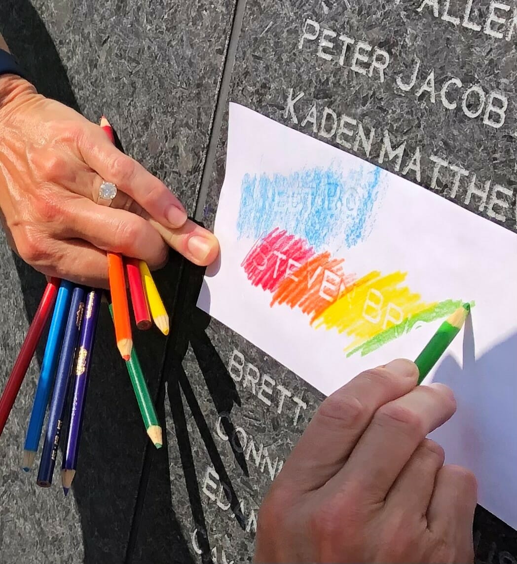 Rotulación a lápiz de color del nombre de Brice en el muro conmemorativo