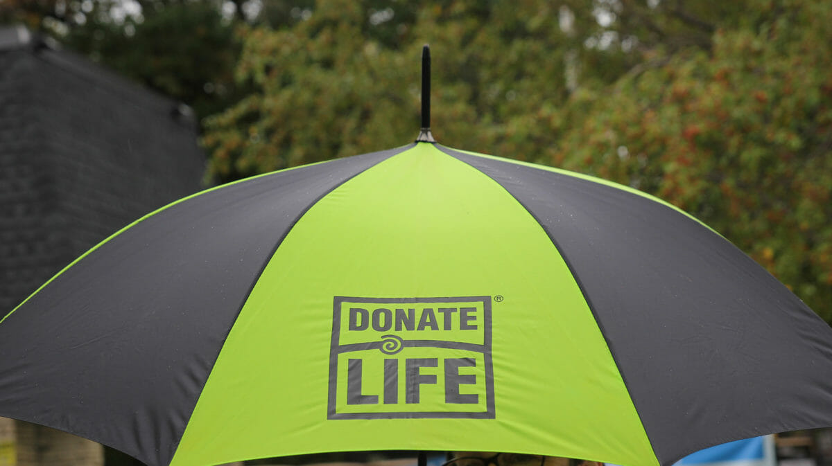 paraguas con el logotipo de donate life