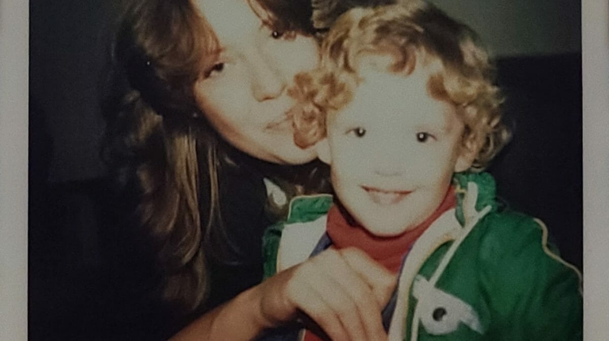 madre e hija mirando a cámara y sonriendo