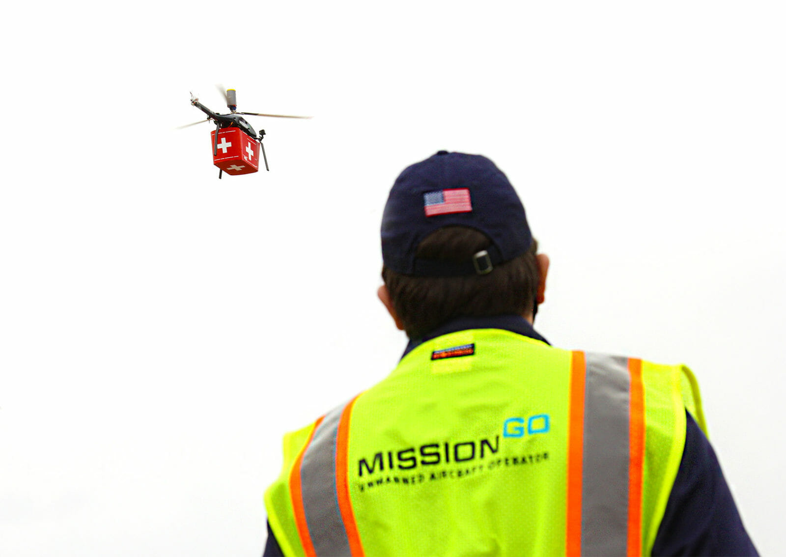 Un miembro de MissionGo pilota un dron con páncreas